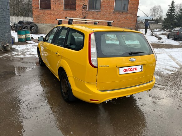 2011 Ford Focus II Рестайлинг, жёлтый, 400000 рублей - вид 5