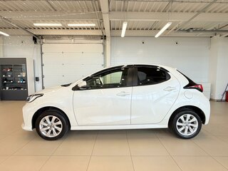 2020 Toyota Yaris IV, белый, 1439000 рублей, вид 3