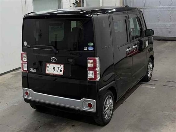 2015 Toyota Pixis Mega, чёрный, 600000 рублей - вид 2