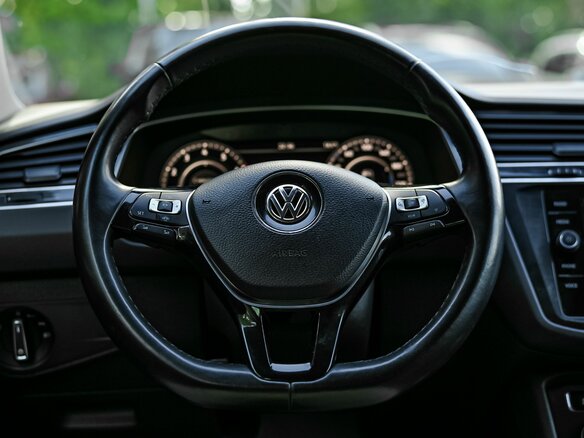 2018 Volkswagen Tiguan II, серебристый, 2180000 рублей - вид 5