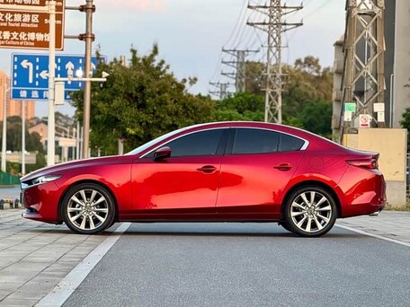 2022 Mazda 3 Axela IV (BP), красный, 1340000 рублей, вид 5