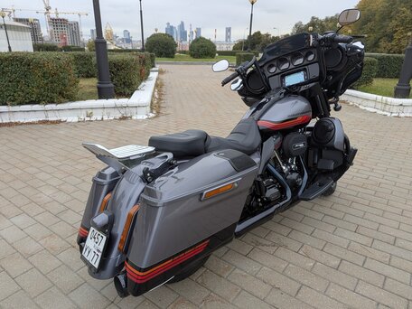 2019 Harley-Davidson CVO Street Glide, серый, 2349999 рублей, вид 2