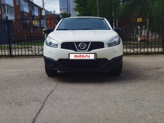 2013 Nissan Qashqai I Рестайлинг, белый, 700000 рублей, вид 1