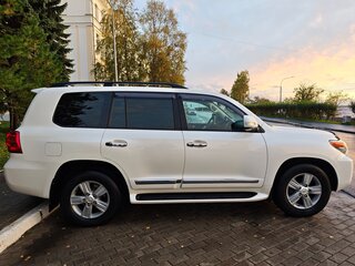 2013 Toyota Land Cruiser 200 Series Рестайлинг 1, белый, 3300000 рублей, вид 3