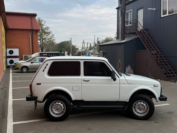 2001 Lada (ВАЗ) 2121 (4x4) I Рестайлинг, белый, 295000 рублей - вид 2