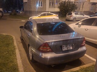2004 Mercedes-Benz C-Класс 230 II (W203) Рестайлинг, серебристый, 620000 рублей, вид 4