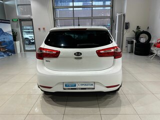 2013 Kia Rio 5-speed III, белый, 800000 рублей, вид 5