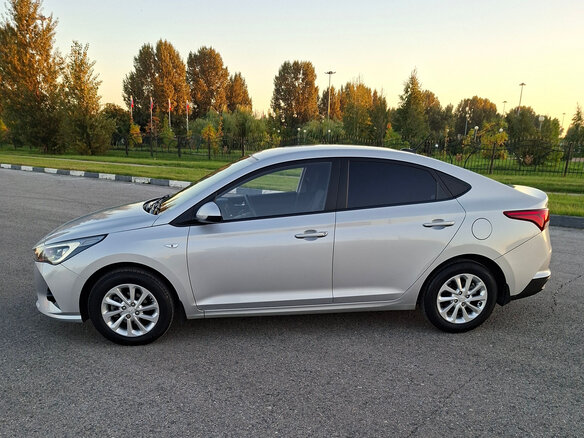 2021 Hyundai Solaris II Рестайлинг, серый, 1645000 рублей - вид 1