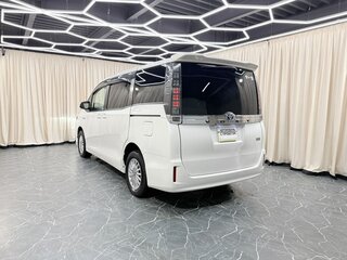 2015 Toyota Voxy III (R80), белый, 1699000 рублей, вид 4