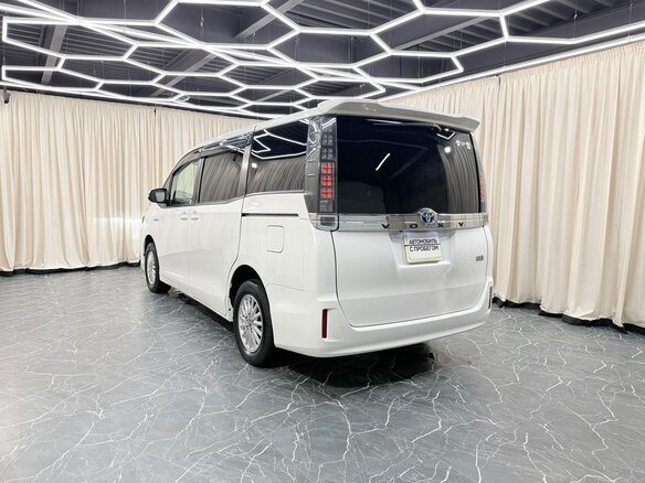 2015 Toyota Voxy III (R80), белый, 1699000 рублей - вид 4