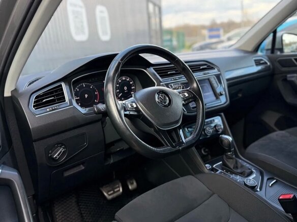 2017 Volkswagen Tiguan II, серый, 2650000 рублей - вид 2