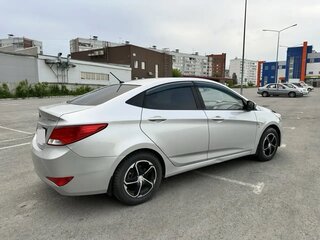 2015 Hyundai Solaris I Рестайлинг, серебристый, 895000 рублей, вид 2