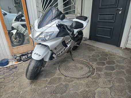 2001 Honda CBR 600F, серебристый, 430000 рублей, вид 1