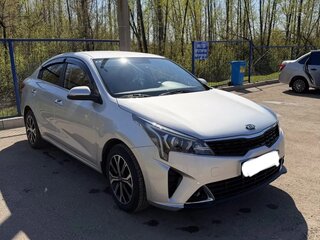 2021 Kia Rio IV Рестайлинг, серебристый, 1760000 рублей, вид 1