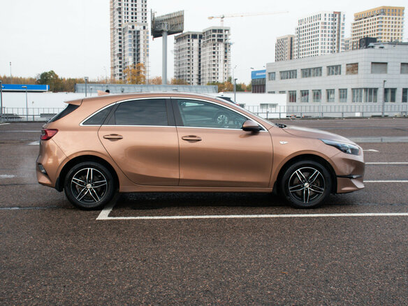 2021 Kia Ceed III Рестайлинг, коричневый, 1789000 рублей - вид 3