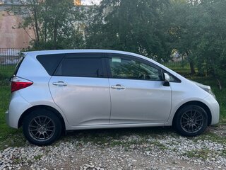 2011 Toyota Ractis II, серебристый, 1050000 рублей, вид 2