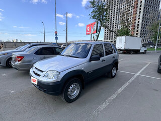 2013 Chevrolet Niva I Рестайлинг, серебристый, 460000 рублей, вид 1