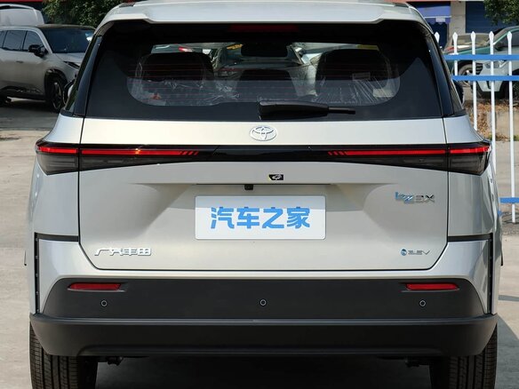 2026 Toyota bZ3X 50 kWh, серебристый, 2340000 рублей - вид 16