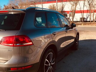2010 Volkswagen Touareg II, серый, 1650000 рублей, вид 3