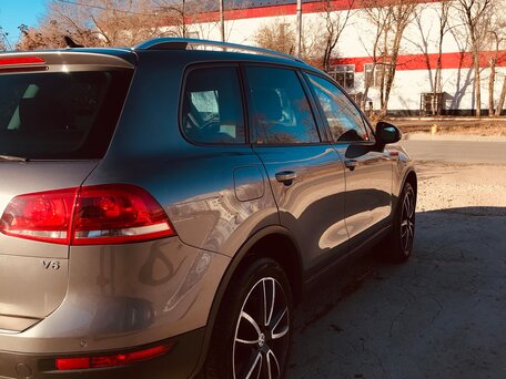 2010 Volkswagen Touareg II, серый, 1650000 рублей, вид 3