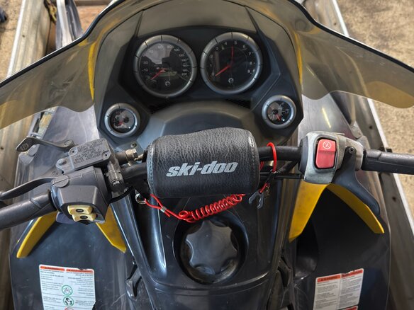 2005 BRP Ski-Doo Mach Z, жёлтый, 550000 рублей - вид 10