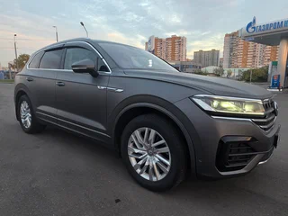 2019 Volkswagen Touareg III, серый, 5750000 рублей, вид 3