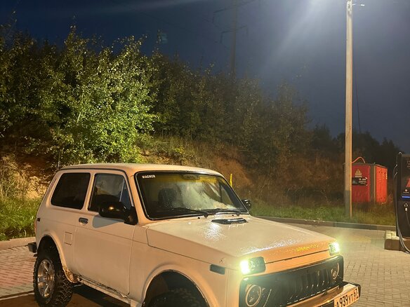 1996 Lada (ВАЗ) 2121 (4x4) I Рестайлинг, белый - вид 1