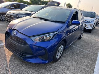 2022 Toyota Yaris IV, синий, 1390000 рублей, вид 3