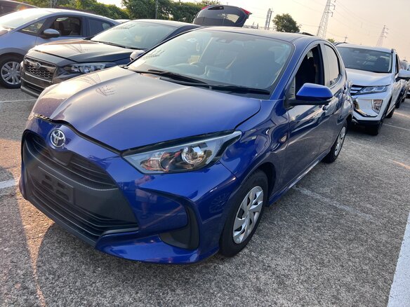 2022 Toyota Yaris IV, синий, 1390000 рублей - вид 2