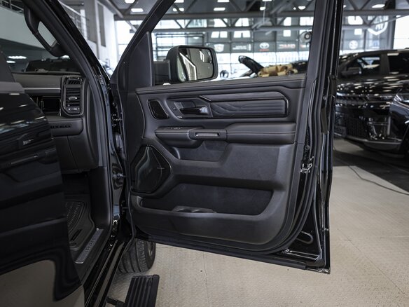 2026 Ram 1500 Crew Cab V Рестайлинг, чёрный - вид 21