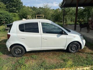 2003 Toyota Vitz I (P10), белый, 365000 рублей, вид 3