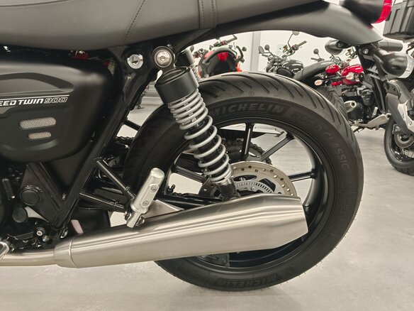 2023 Triumph Speed Twin, зелёный - вид 14