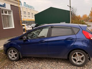 2016 Ford Fiesta Mk6 Рестайлинг, синий, 730000 рублей, вид 4