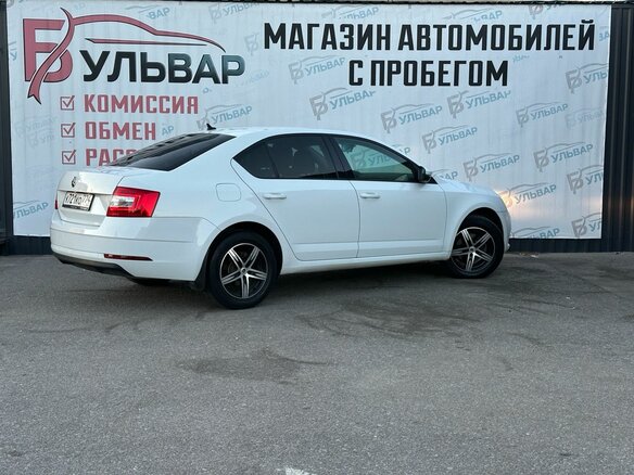 2018 Skoda Octavia III (A7) Рестайлинг, белый, 1180000 рублей - вид 5