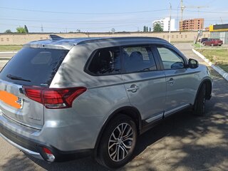 2017 Mitsubishi Outlander III Рестайлинг 2, серебристый, 2000000 рублей, вид 3