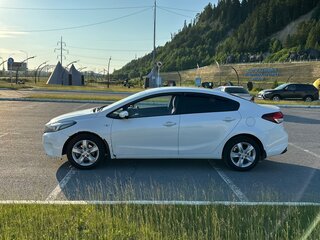 2018 Kia Cerato III Рестайлинг (Classic), белый, 950000 рублей, вид 4