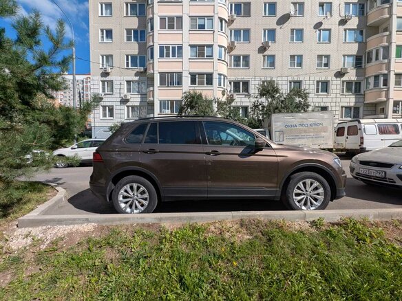 2019 Volkswagen Tiguan II, коричневый, 2150000 рублей - вид 8