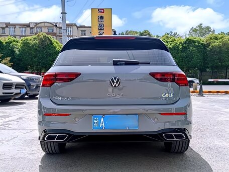 2023 Volkswagen Golf VIII, серый, 1880000 рублей, вид 5
