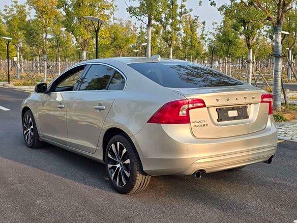 2018 Volvo S60 II Рестайлинг, золотистый, 1370000 рублей - вид 6