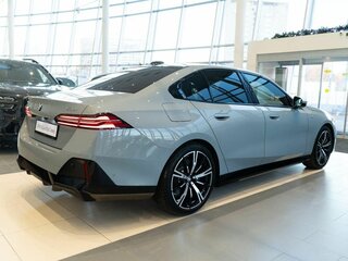 2026 BMW 5 серии 530i xDrive VIII (G60/G61/G68), серый, 10500000 рублей, вид 5