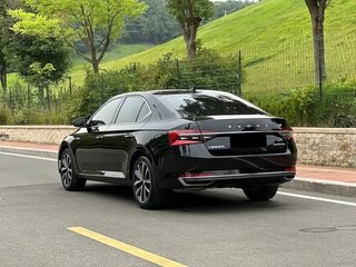 2021 Skoda Superb III Рестайлинг, чёрный, 1940000 рублей, вид 4