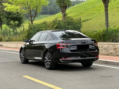 2021 Skoda Superb III Рестайлинг, чёрный, 1940000 рублей, вид 4