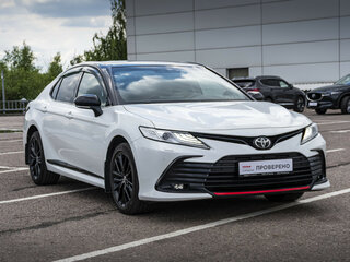 2022 Toyota Camry VIII (XV70) Рестайлинг, белый, 3329000 рублей, вид 3