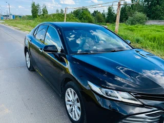 2018 Toyota Camry VIII (XV70), чёрный, 1800000 рублей, вид 1