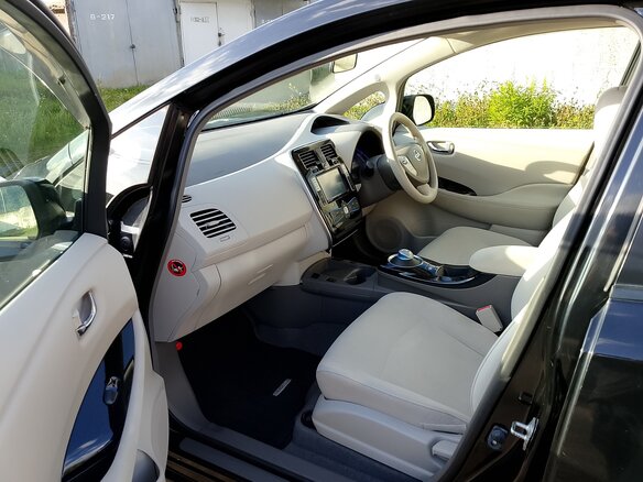 2015 Nissan Leaf 30kWh I (ZE0/AZE0), чёрный, 1100000 рублей - вид 6