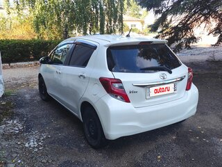 2015 Toyota Vitz III (XP130) Рестайлинг, белый, 800000 рублей, вид 4