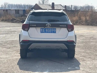 2022 Toyota Yaris IV, белый, 1195000 рублей, вид 5
