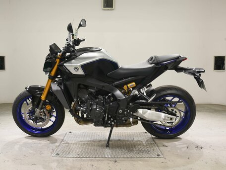 2024 Yamaha MT-09 (FZ-09), серебристый, 1450000 рублей, вид 2