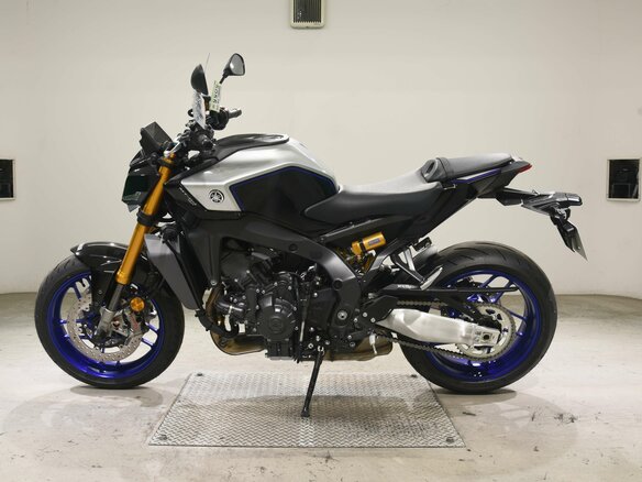 2024 Yamaha MT-09 (FZ-09), серебристый, 1450000 рублей - вид 1