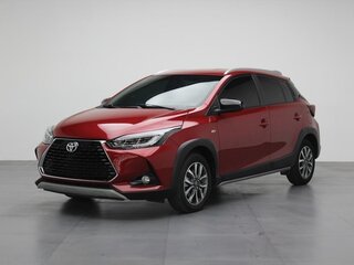 2023 Toyota Yaris IV, пурпурный, 1390000 рублей, вид 1